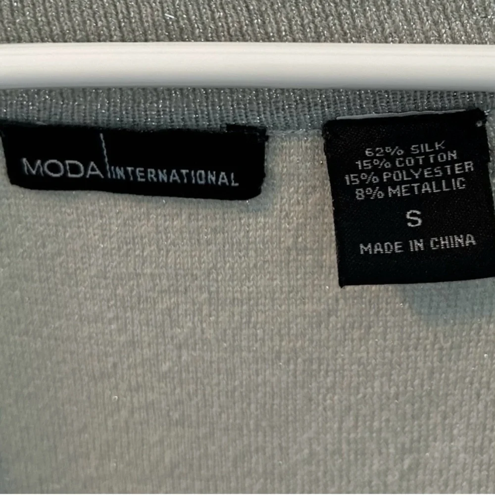 Vintage Moda International Metallic Silver Cap Sleeve Top - Picture 6 of 7